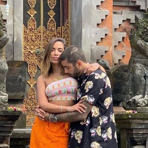 Anitta fez vídeos na cama com namorado, Pedro Scooby, mas anel na mão direita chamou atenção