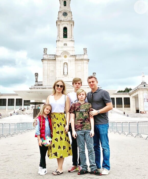 Luciano Huck e Angélica levaram os filhos ao Santuário de Fátima, em Portugal, para agradecer pela vida de Benício
