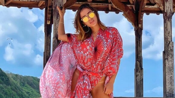 Anitta reforça bronzeado e mostra rebolado de biquíni em hotel de Ibiza. Vídeo!
