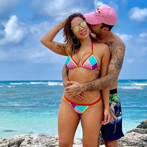 Anitta está em Ibiza acompanhada do namorado, Pedro Scooby