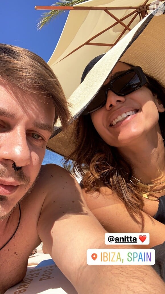 Anitta aproveita tempo ensolarado com o hairstylist Thiago Fortes