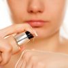 A base de maquiagem para pele oleosa deve ter efeito matte e ser 'oil-free'