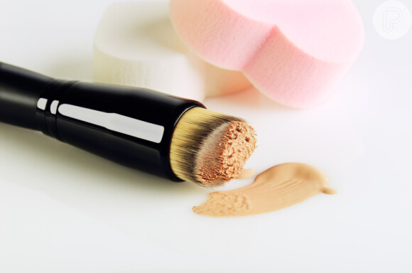 O ideal é aplicar a base de maquiagem na pele oleosa com pincel duo-fibra