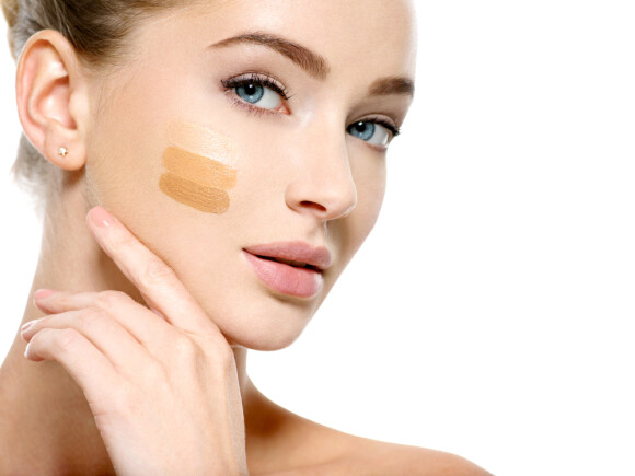 A base de maquiagem nas peles oleosas pode ter cobertura média ou alta e efeito matte