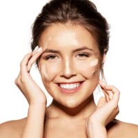 Como escolher e aplicar a base de make na pele oleosa e evitar o brilho no rosto