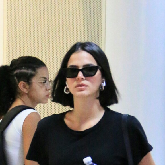 Bruna Marquezine usa o corte chanel com a risca central bem marcada