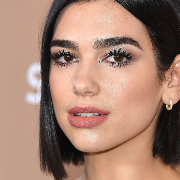 O crte chanel de Dua Lipa é entre o queixo e o pescoço e tem a base reta com a pontas da frente mais longas
