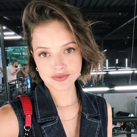 Agatha Moreira estiliza o corte chanel de forma bagunçadinha e despojada