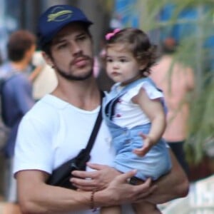 Bella é vista frequentemente fazendo passeios com o pai, José Loreto