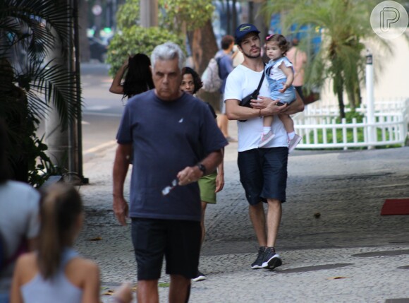 Bella é vista frequentemente fazendo passeios com o pai, José Loreto