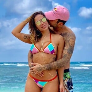 Anitta e Pedro Scooby curtiram praias de Ibiza, na Espanha