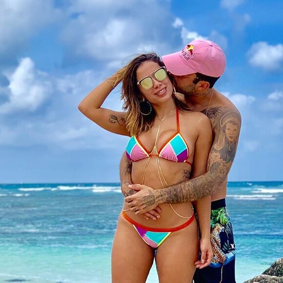 Anitta e Pedro Scooby curtiram praias de Ibiza, na Espanha