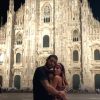 Anitta e Pedro Scooby posam em frente à Catedral de Milão, na Itália