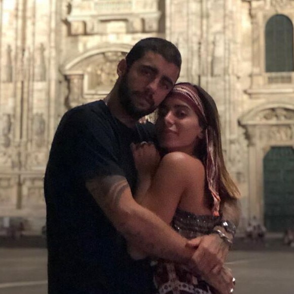 Fã sugere que Anitta arrume emprego para Scooby e cantora rebate: 'Ele se banca'