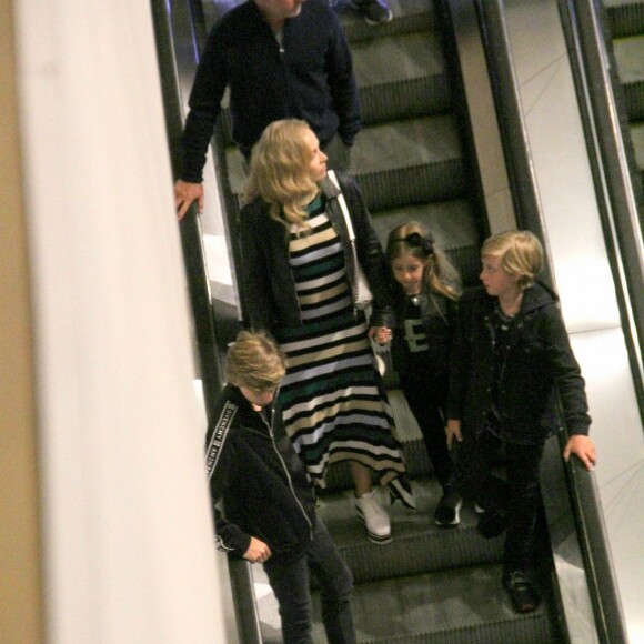 Filhos de Luciano Huck e Angélica apostam em looks all back em passeio ao shopping neste domingo, dia 04 de agosto de 2019