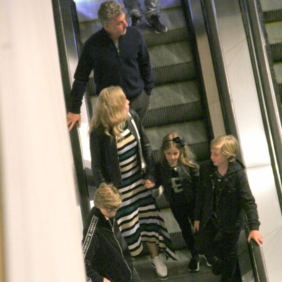 Luciano Huck e Angélica apostam em casacos pretos com pegada esportiva em passeio ao shopping neste domingo, dia 04 de agosto de 2019