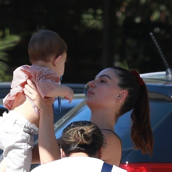 Isis Valverde é vista com frequência com o filho, Rael, de 8 meses