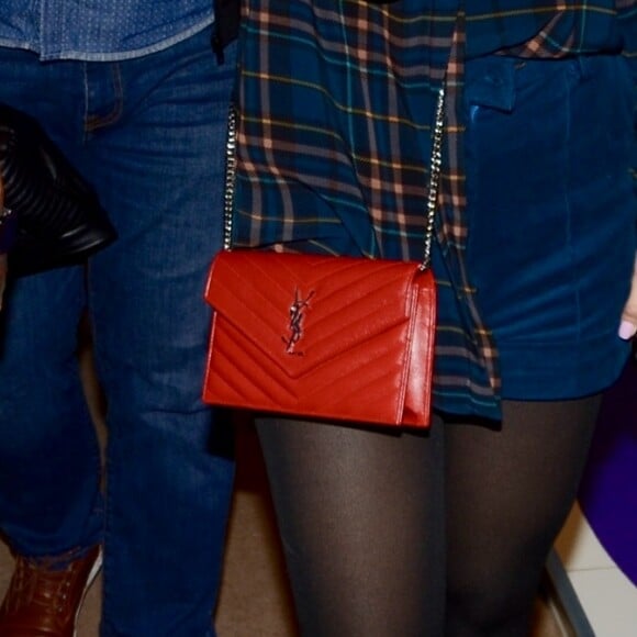 Maisa Silva chamou atenção com bolsa tiracolo Yves Saint Laurent em evento