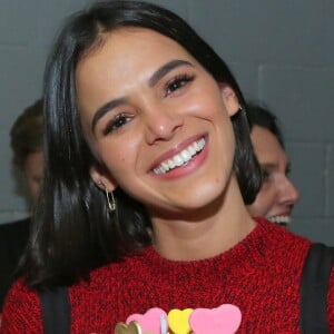 Bruna Marquezine apostou em look descolado e confortável para comemorar aniversário de 24 anos