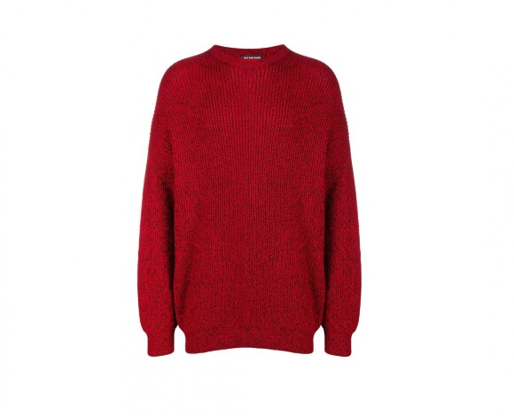 Bruna Marquezine usou suéter de lã Balenciaga em aniversário. Peça pode ser encontrada em um preço mais em conta no site da Farfetch por R$4.091