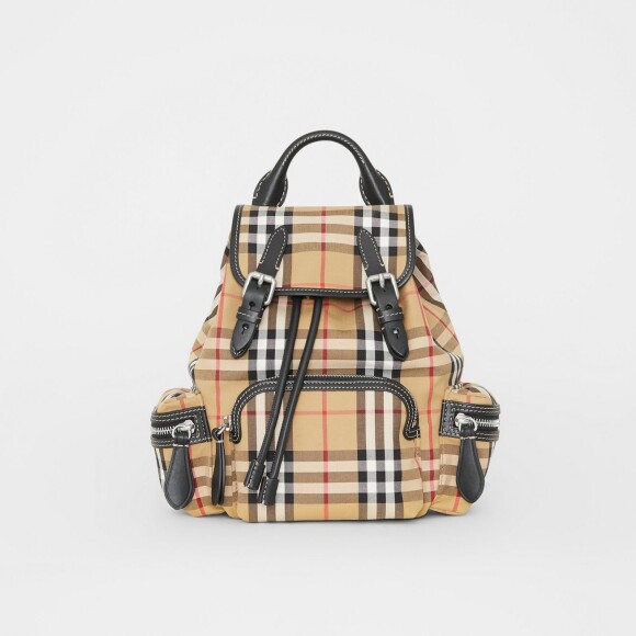 Mochila Burberry usada por Bruna Marquezine custa $1,490, aproximadamente R$ 5,9 mil no Brasil