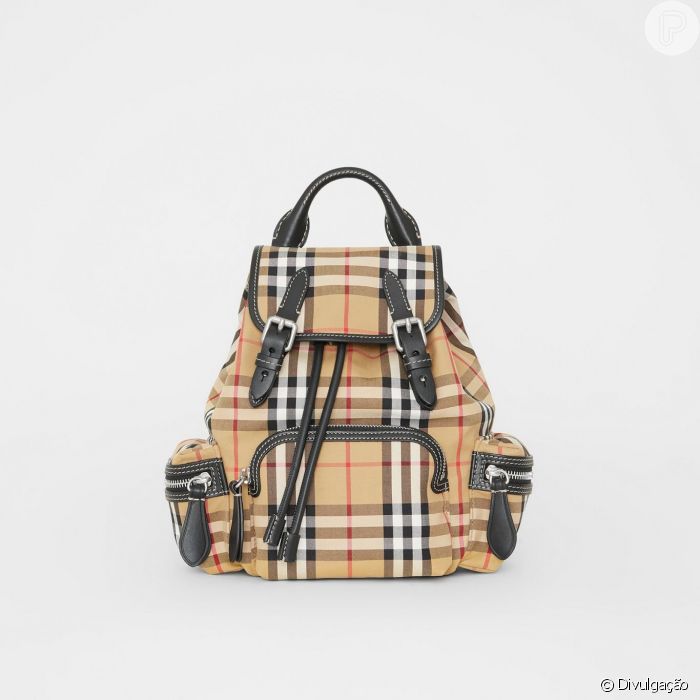 Mochila Burberry usada por Bruna Marquezine custa $1,490, aproximadamente  R$ 5,9 mil no Brasil - Purepeople