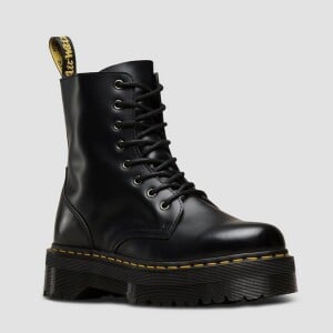 Coturno usado por Bruna Marquezine em aniversário está á venda por £169.00, ou R$ 749,25 no site da marca Dr. Martens 