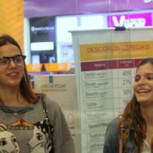 Bruna Marquezine contou que a irmã, Luana, a pediu para acompanhá-la no cabeleireiro