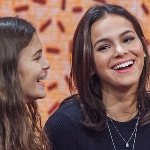 Bruna Marquezine elogia mudança radical no cabelo da irmã, Luana, em vídeo nesta terça-feira, dia 06 de agosto de 2019