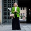 Calça pantalona: neste look a pantalona foi combinada com o blazer, mas o look não ficou nada formal