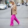 Calça pantalona: em rosa schoking e com blazer oversized, a peça compõe um visual com estilo dos anos 80