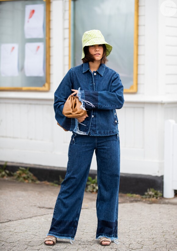 Calça pantalona: o look em jeans total é tendência forte, assim como o bucket hat e esta bolsa de mão, da Bottega Venetta,, modelo-desejo da temporada