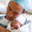 Cesar Tralli destaca sintonia com filha em nova foto após o parto: 'Foi mágico'