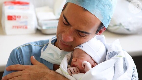 Cesar Tralli destaca sintonia com filha em nova foto após o parto postada nesta quinta-feira, dia 08 de agosto de 2019