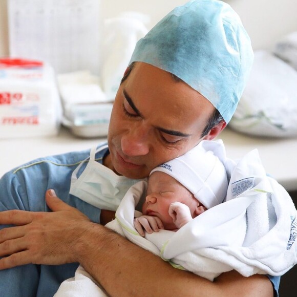 Cesar Tralli compartilhou foto emocionante com a filha, Manuella, e Eliana afirmou: 'Você sentiu o milagre da vida'