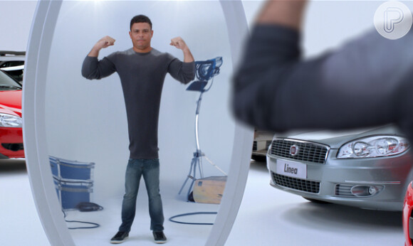 Ronaldo se exibe em frente a um espelho que o deixa muito magro no novo comercial da Fiat, divulgada em 20 de fevereiro de 2013