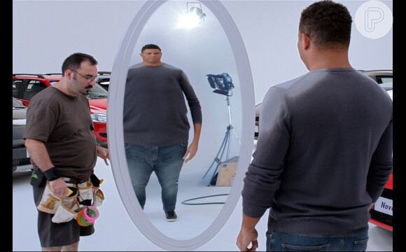 O assistente vira o espelho e Ronaldo aparece gordo no vídeo