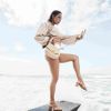 Samantha Schmutz usa salto bloco com tiras finas e posa com mangas bufantes, reforçando a trend de moda 