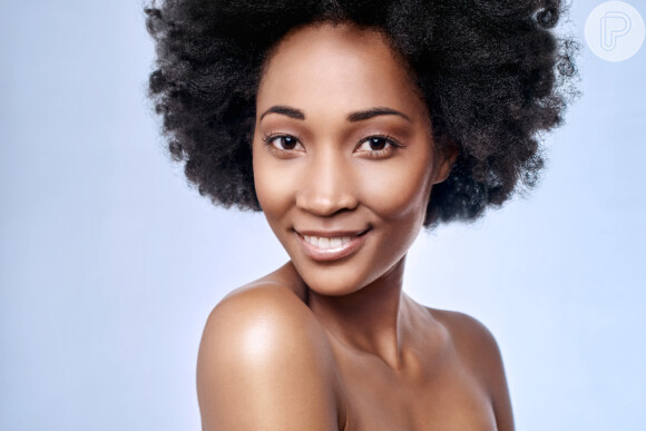 A pele negra costuma envelhecer mais tarde por conta da forte presença da melanina, que age como se fosse uma proteção da pele