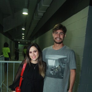 Tatá Werneck não deixou de ir ao show de Sandy e Junior e fez um relato que divertiu até mesmo Sandy