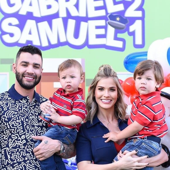 Gusttavo Lima e Andressa Suita posam com Gabriel e Samuel