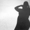 Marilia Mendonça exibe novas curvas da gravidez em foto da sombra