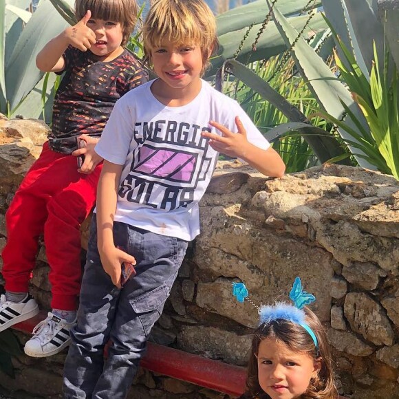 Filhos de Pedro Scooby e Luana Piovani fizeram wakeboard com o pai sem usarem capacete. Fãs lembraram o acidente envolvendo Benício, filho de Angélica e Luana Piovani