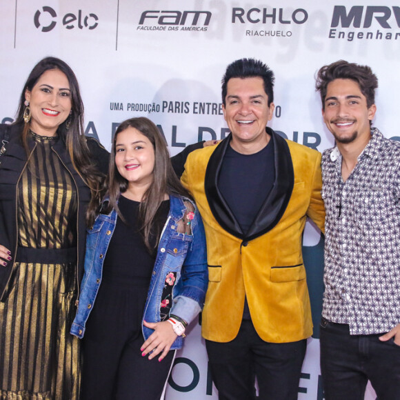 O cantor gospel Régis Danesi leva família para conferir a pré-estreia do filme 'Nada a Perder 2', de Edir Macedo, no teatro Bradesco, em São Paulo, na noite desta terça-feira, 13 de agosto de 2019