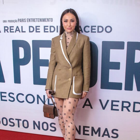 Sabrina Sato apostou em look total bege e roubou a cena com blazer de R$ 15 mil da marca Fendi