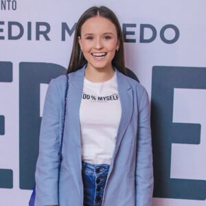 Larissa Manoela chamou atenção com clutch Chanel e t-shirt com estampa divertida '100% eu'