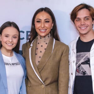 Larissa Manoela, Sabrina Sato e mais famosos prestigiam pré-estreia do filme 'Nada a Perder 2', de Edir Macedo, no teatro Bradesco, em São Paulo