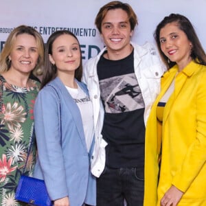 Acompanhada do namorado, Leonardo Cidade, Larissa Manoela levou mãe e sogra ao cinema