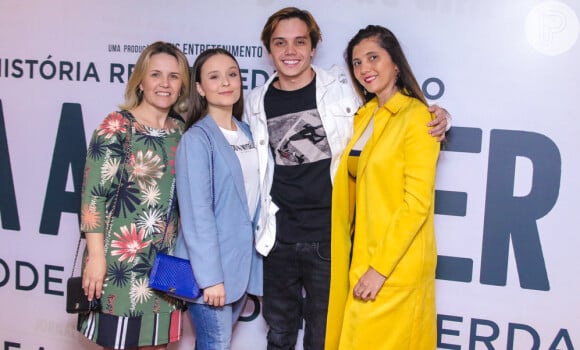 Acompanhada do namorado, Leonardo Cidade, Larissa Manoela levou mãe e sogra ao cinema