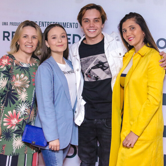 Acompanhada do namorado, Leonardo Cidade, Larissa Manoela levou mãe e sogra ao cinema